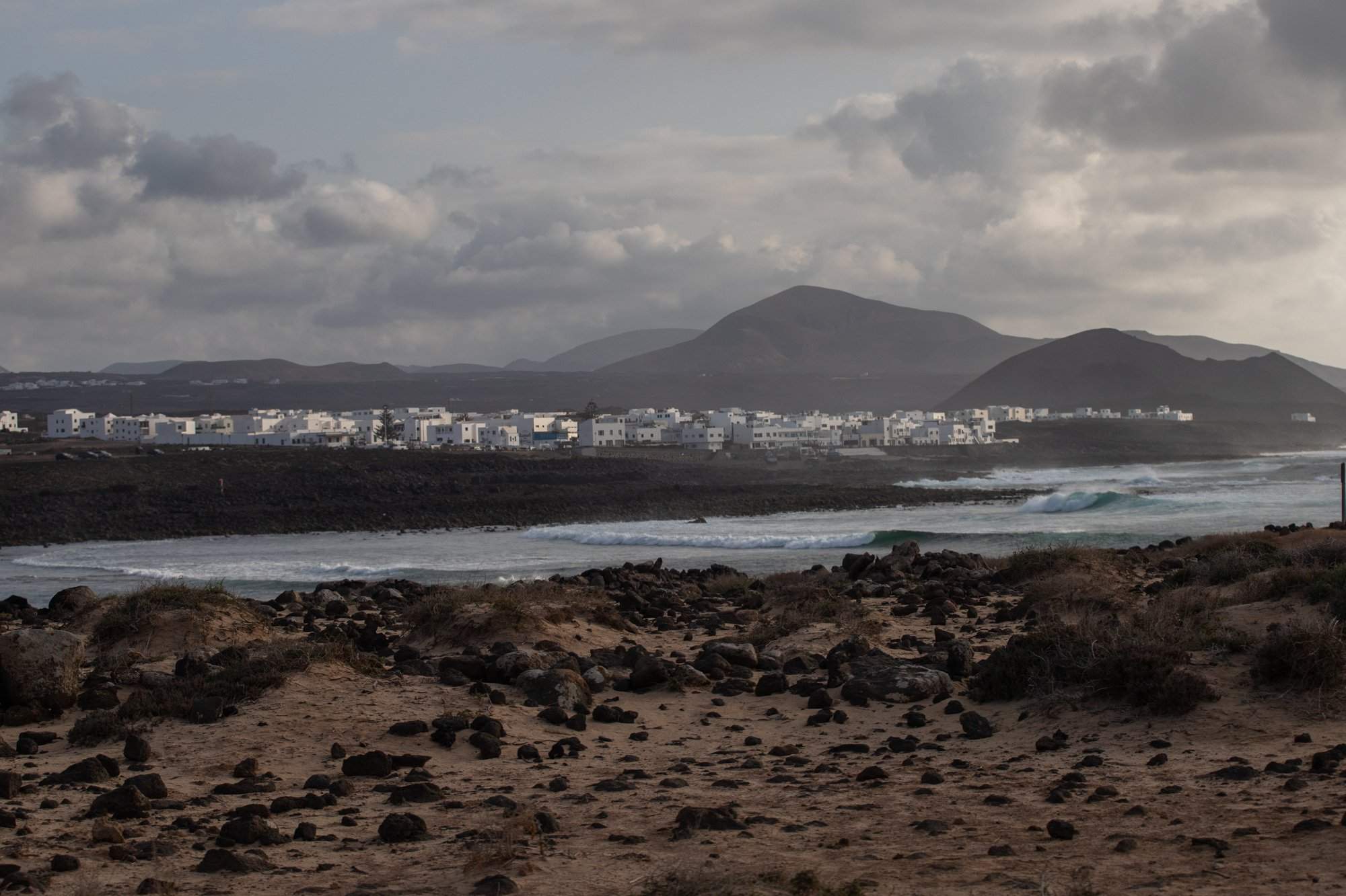 Houses and waves in the town of La Santa, in Tinajo. Photo: Andrea Domínguez.