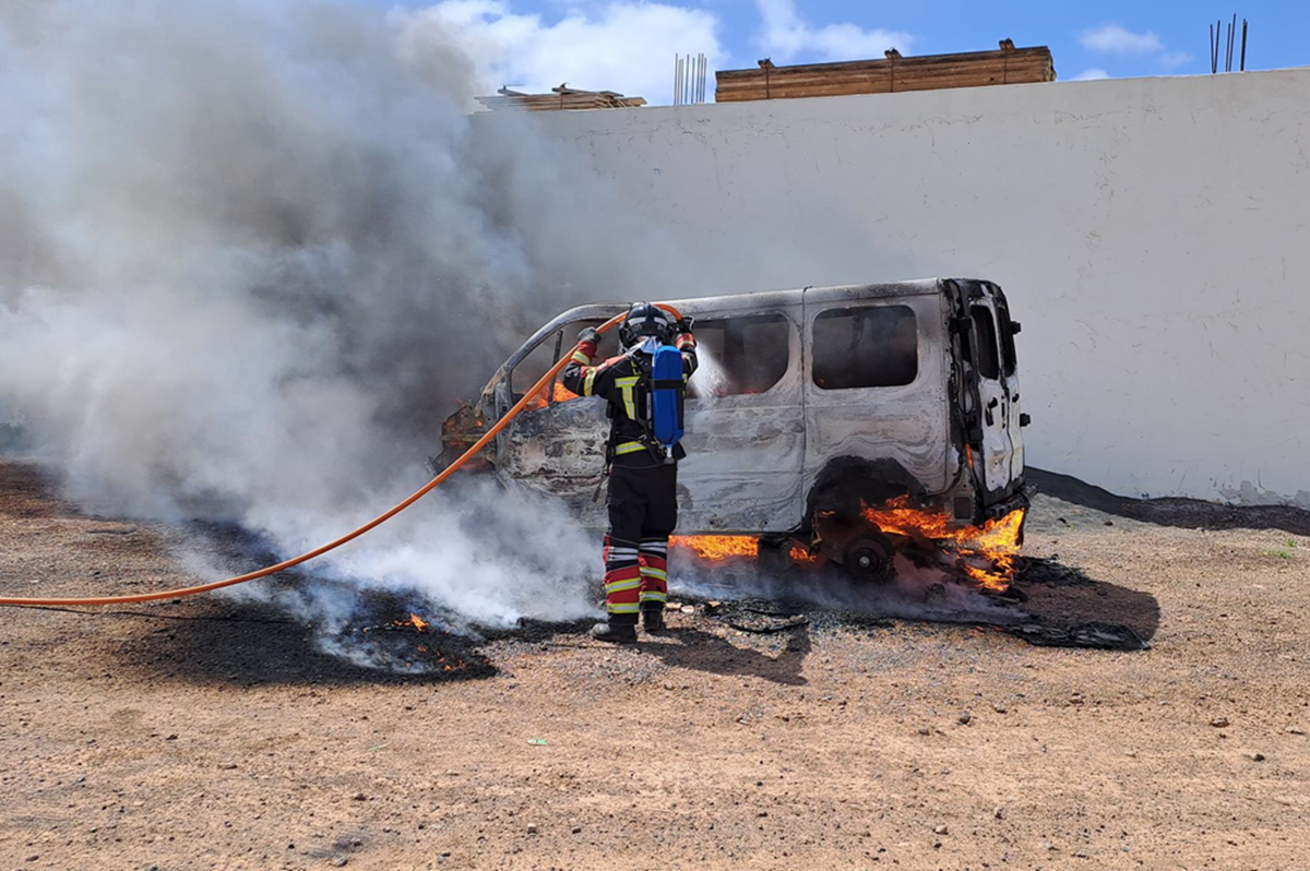 Vehículo afectado por el incendio