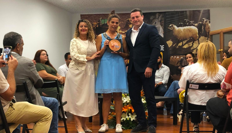 Representantes de Yaiza con una de las hijas del homenajeado