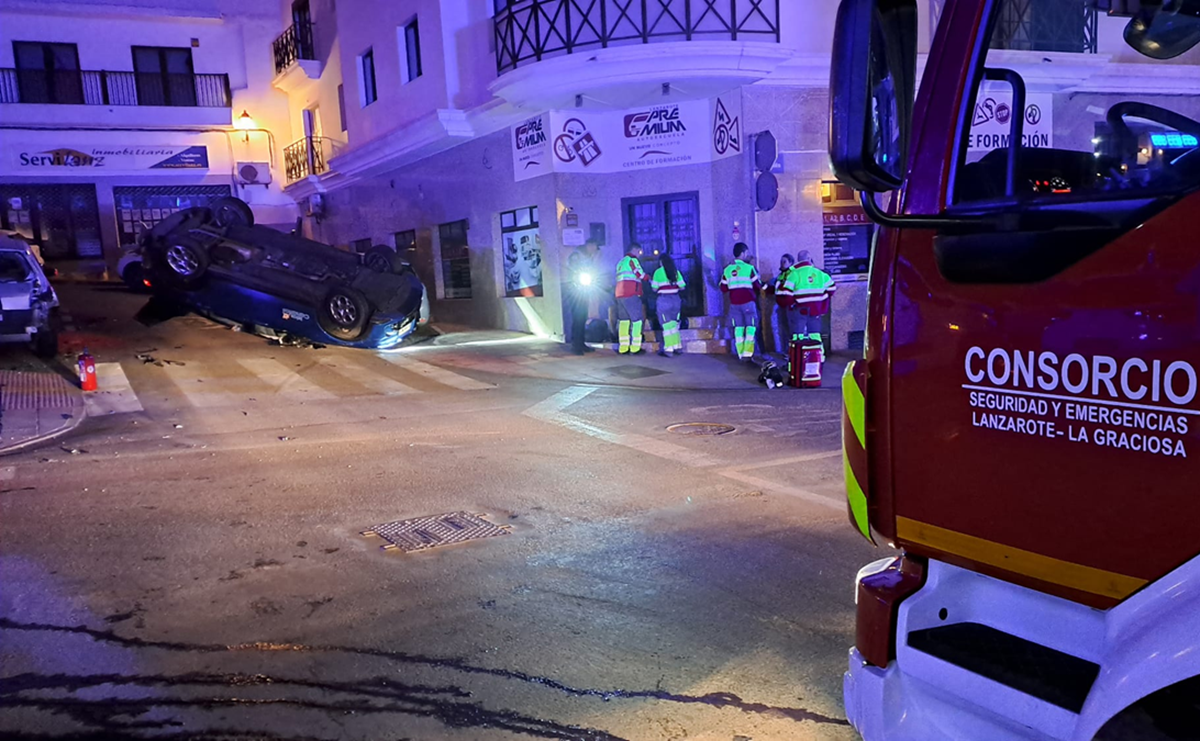 Vehículo volcado en Arrecife