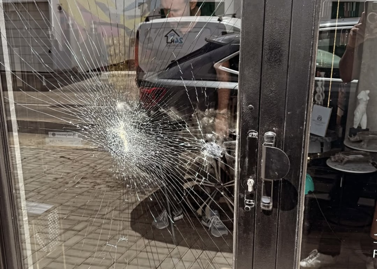 Puerta afectada tras el robo