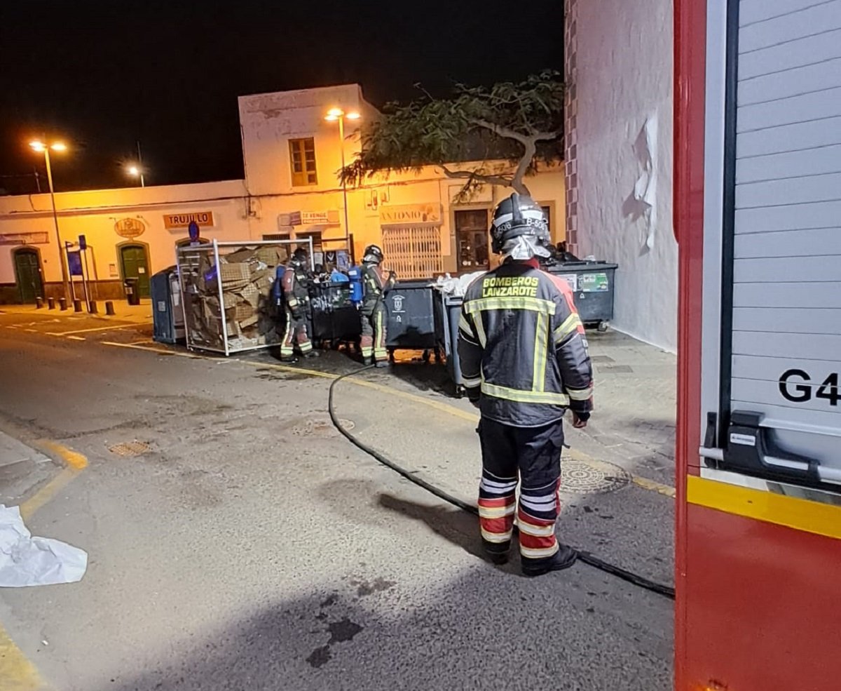 Bomberos sofocan las llamas de un contenedor en el Charco de San Ginés.