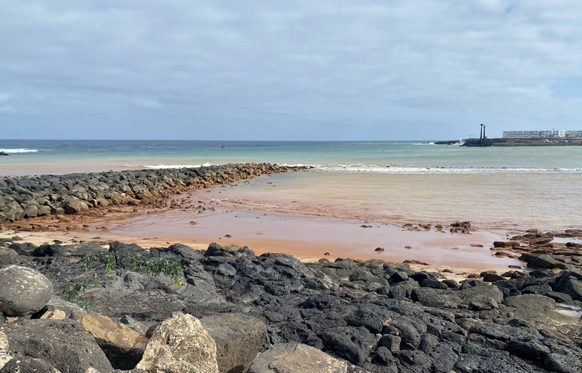 Barro y sedimentos en la playa de Las Cucharas de Costa Teguise este pasado fin de semana. Foto: Andrea Domínguez