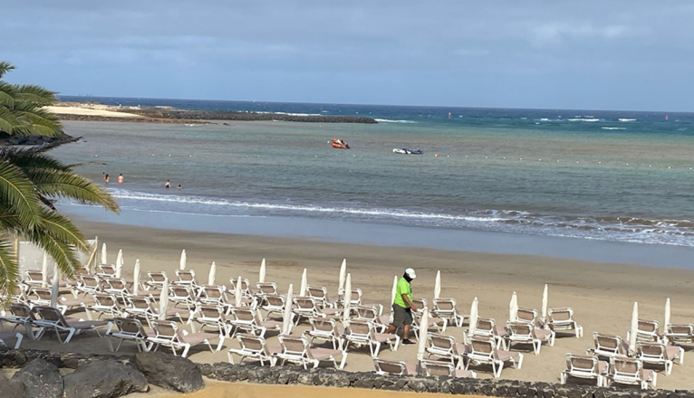 Personas bañándose en la playa de Las Cucharas. Foto: Andrea Domínguez