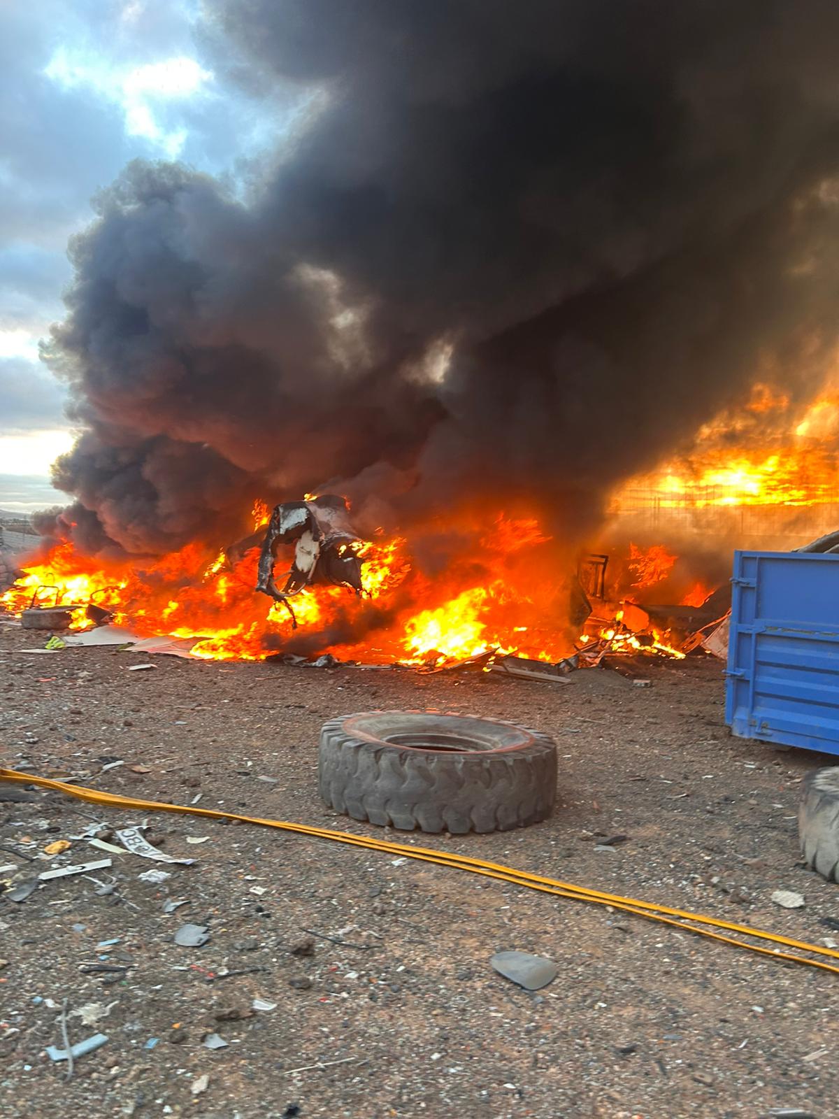 Arde un antiguo desguace de coches en Argana Alta y genera una gran columna de humo en Arrecife