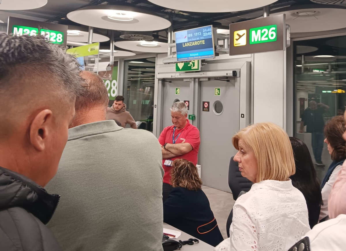 Pasajeros esperando para embarcar en el Aeropuerto de Madrid tras el apagón