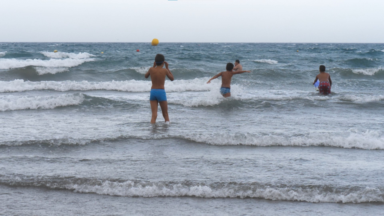 Menores entrando en el mar