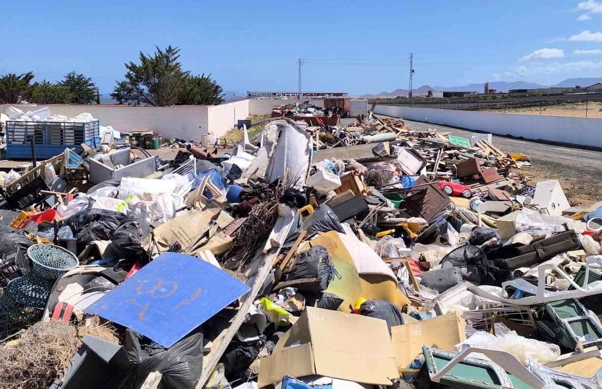Imagen de la parte trasera del cementerio de Tinajo