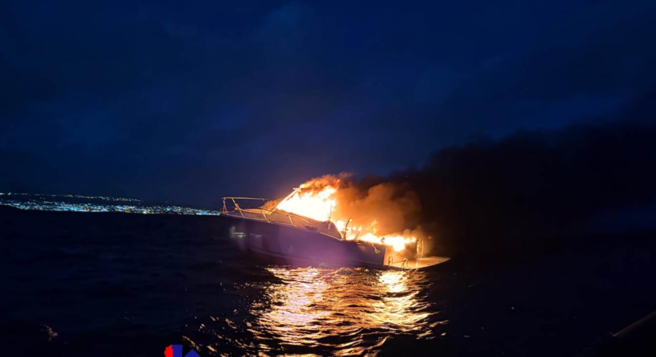 Un barco sufre un incendio cerca de Puerto Calero (Foto: EMERLAN)