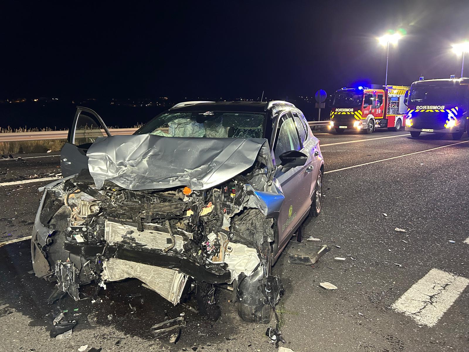 Tres heridos y un atrapado en estado crítico tras la colisión de dos coches cerca de Mala 