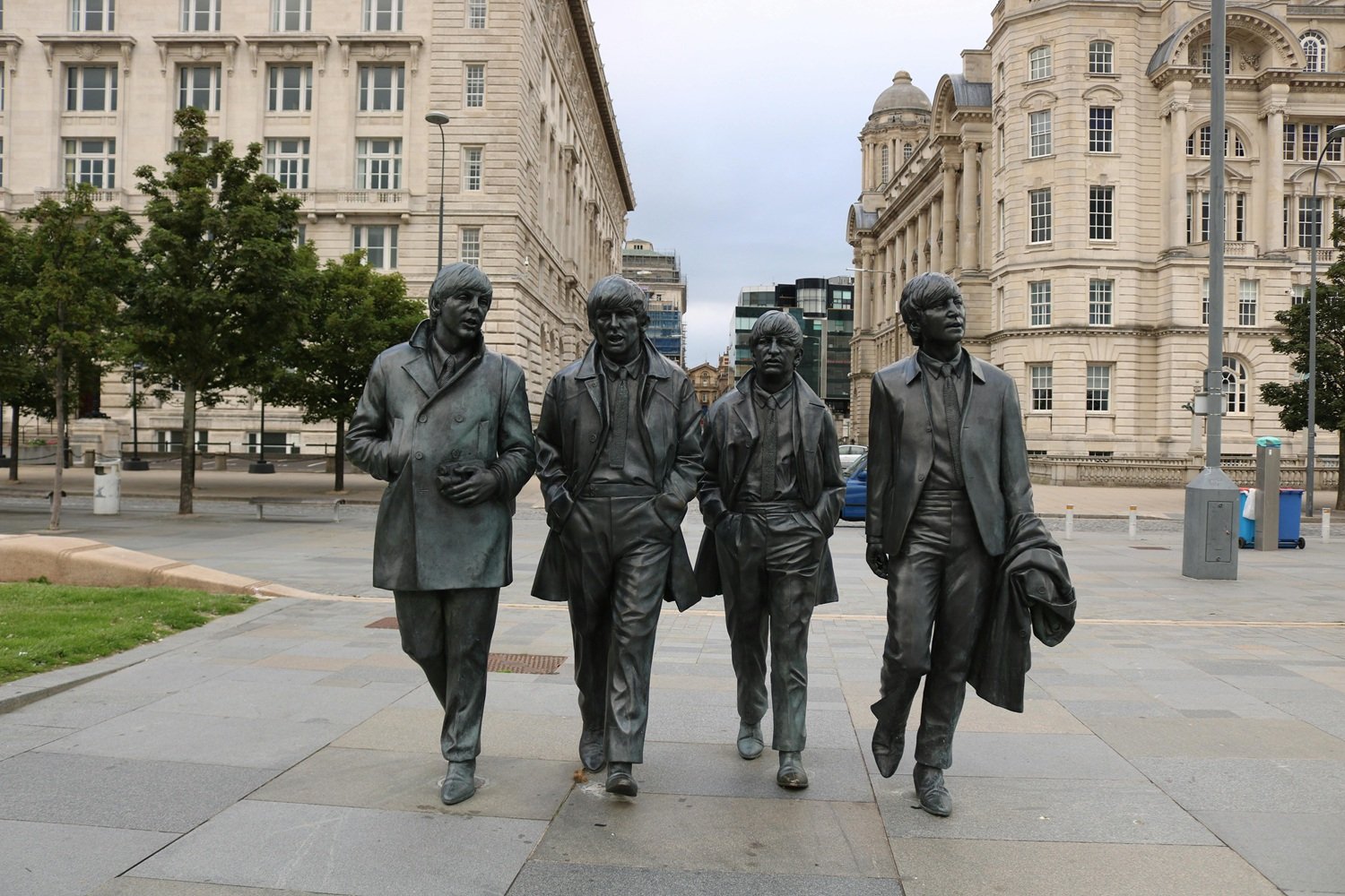 Homenaje escultorico a los Beatles en el centro de Liverpool