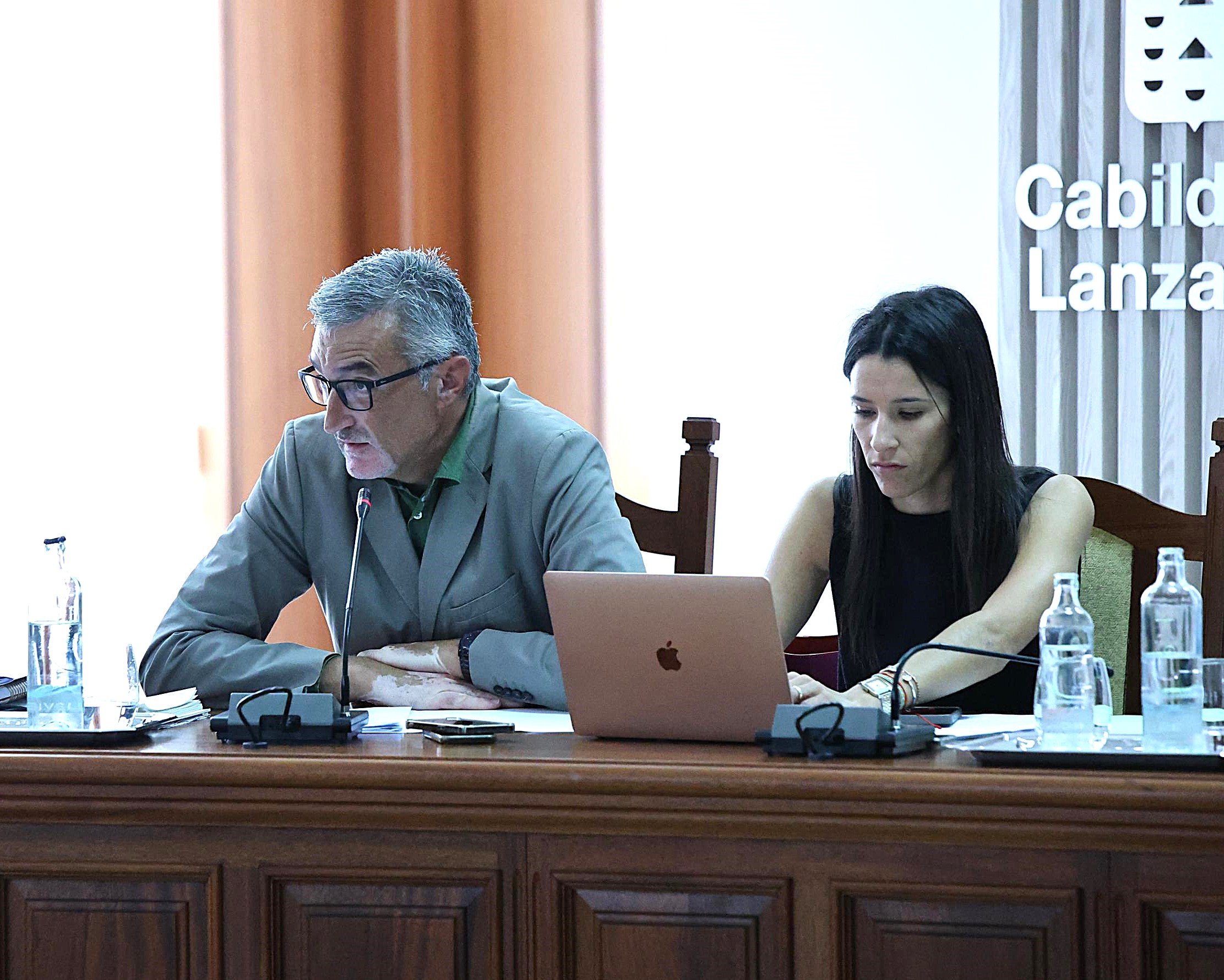 Marci Acuña y Aroa Revelo durante el pleno