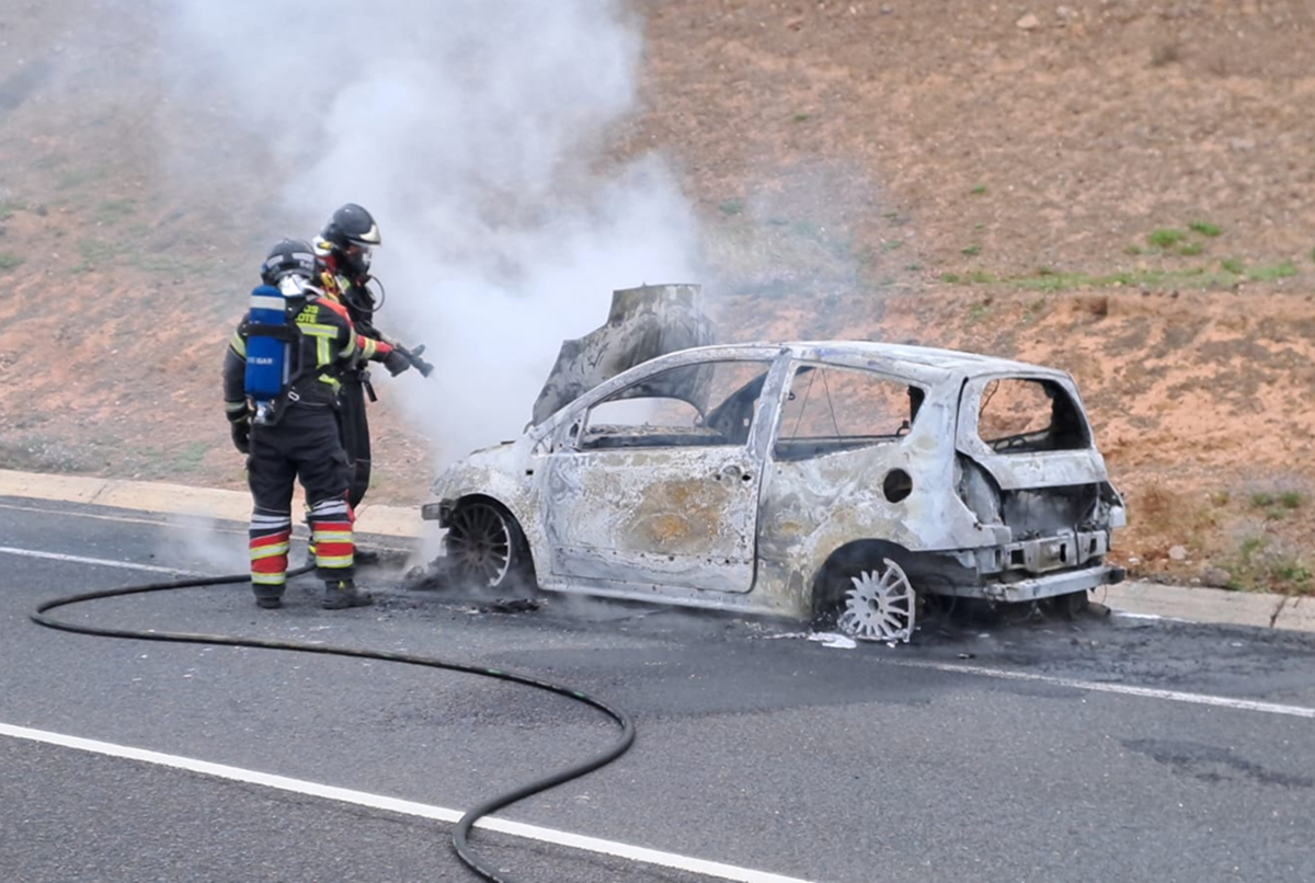 Vehículo afectado por el incendio
