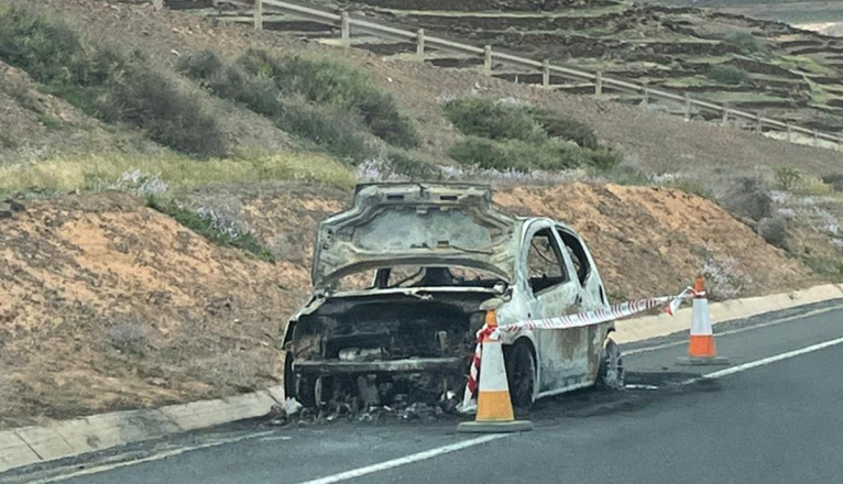 Coche afectado por las llamas