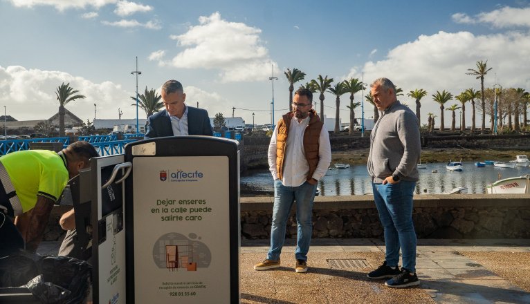 Echedey Eugenio y Jacobo Lemes durante la instalación de las compactadoras Echedey Eugenio y Jacobo Lemes durante la instalación de las compactadoras