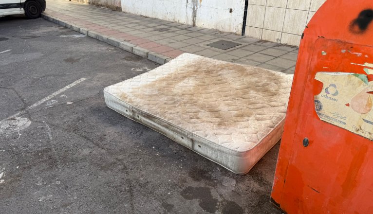 Imágenes de enseres y escombros que la gente tira (6) Imágenes de enseres y escombros que la gente tira (6)