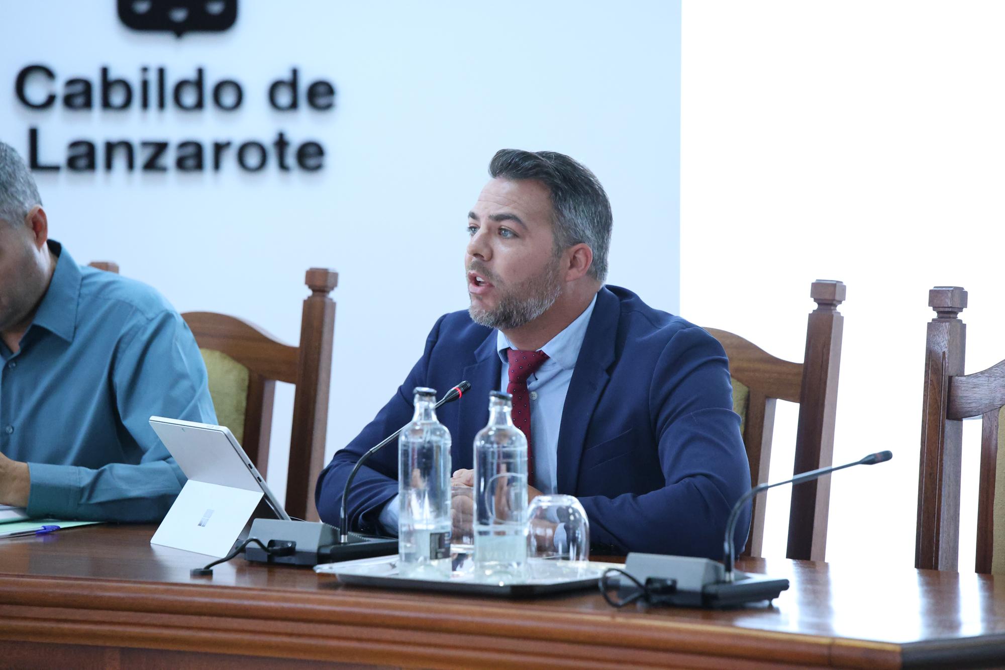 El consejero Jacobo Medina en el pleno del Cabildo de Lanzarote. 