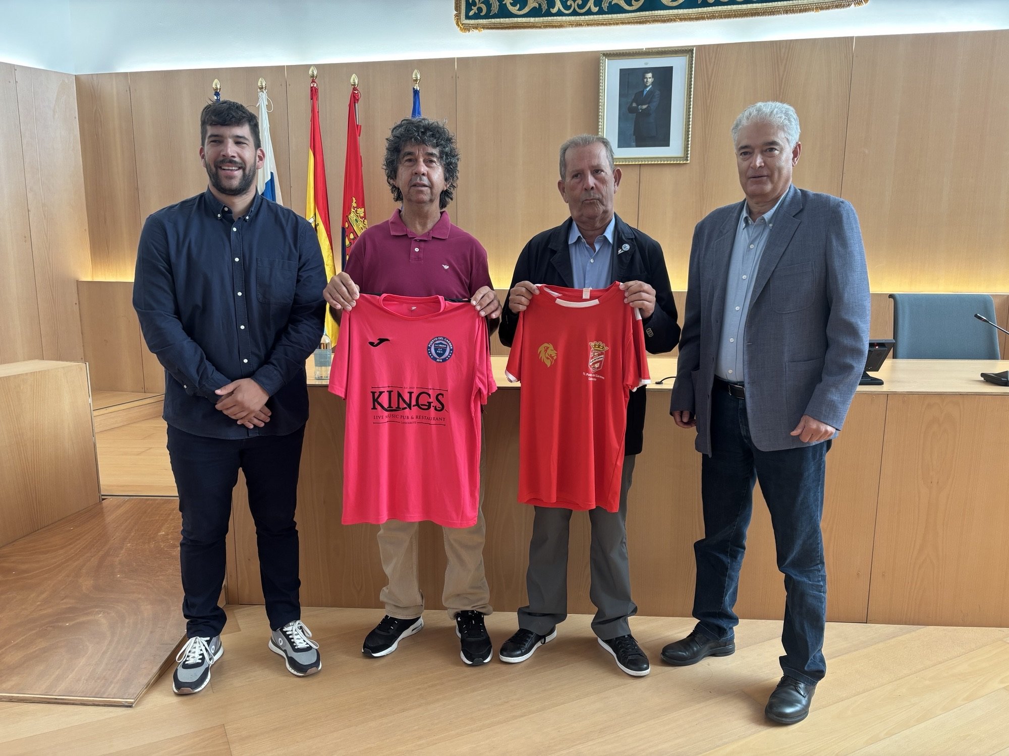 El alcalde de Tías y el concejal de Deportes, junto a las directivas.