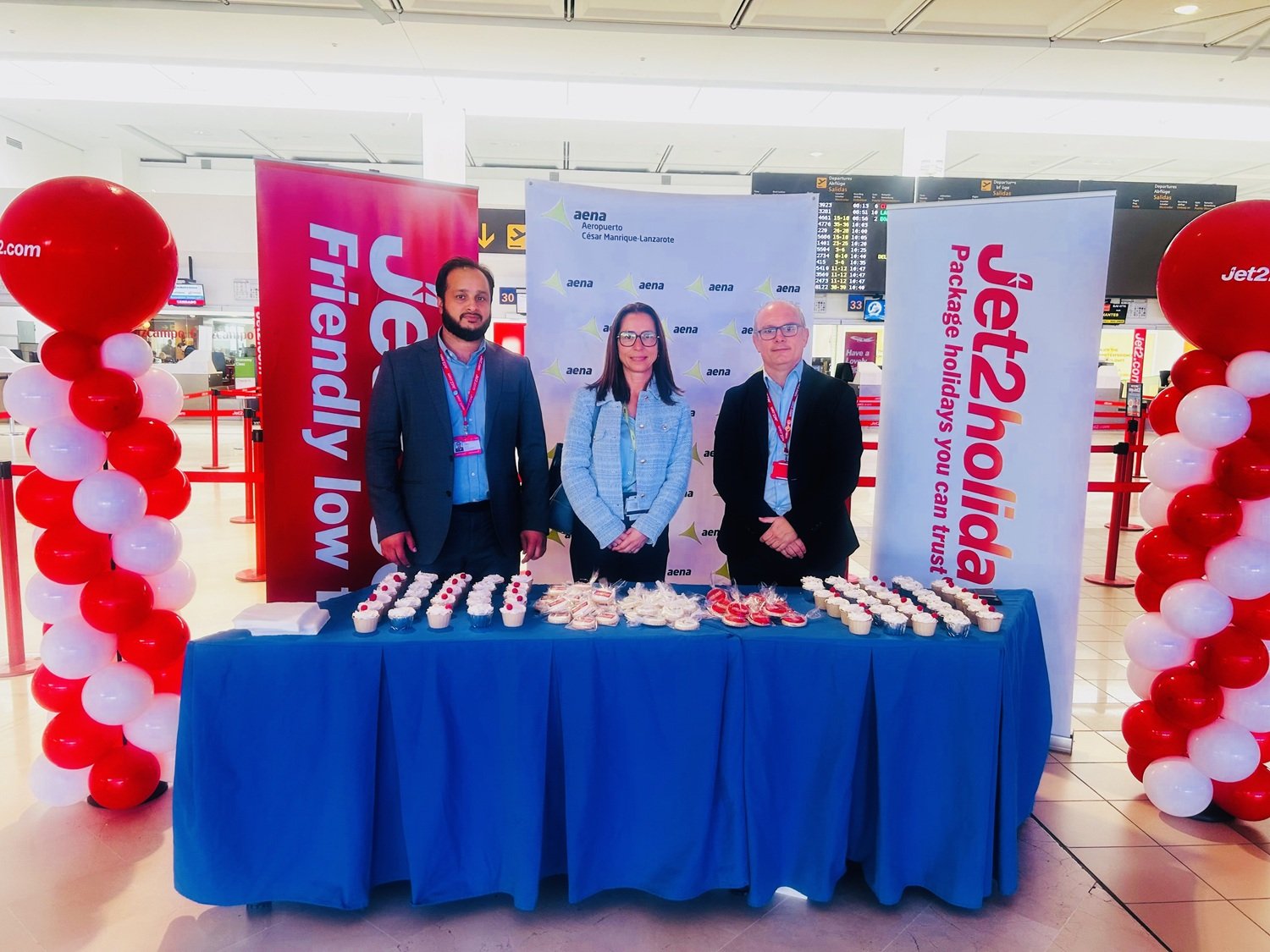 La directora del aeropuerto y dirigentes de jet2 reciben a los pasajeros. Vuelos.