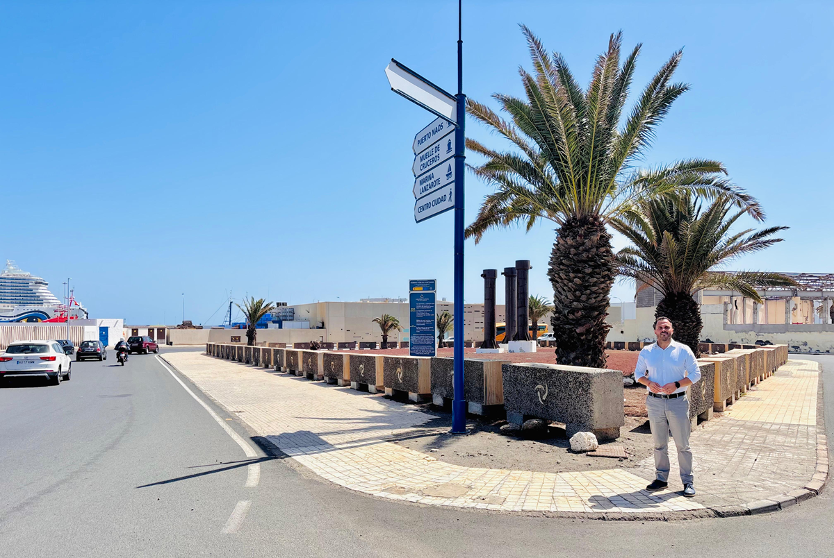 El alcalde de Arrecife junto a la gran parcela que será destinada a la creación de un gran parque urbano