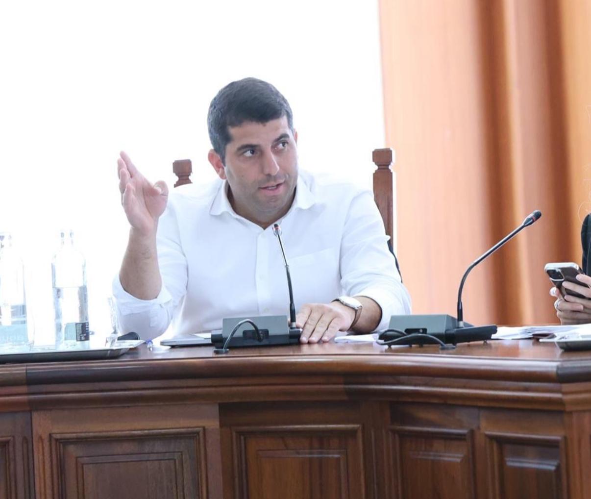 El consejero Benjamin Perdomo en el pleno del Cabildo de Lanzarote.
