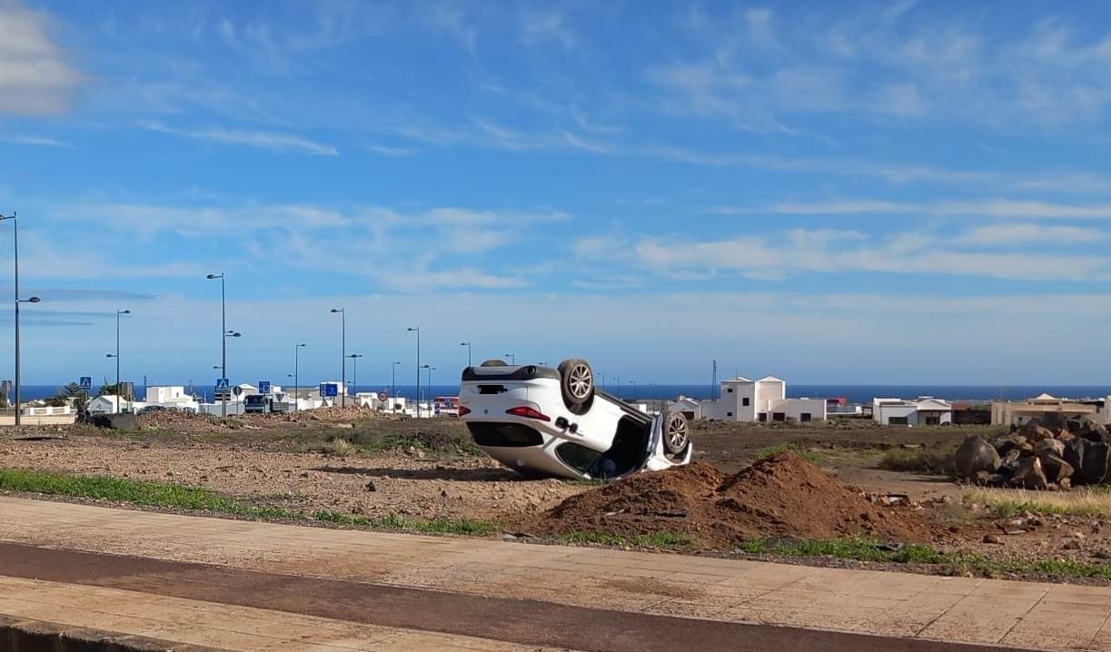 Un coche da varias vueltas de campana y queda volcado en la carretera de Arrecife a Tahíche (Fotos: EMERLAN)