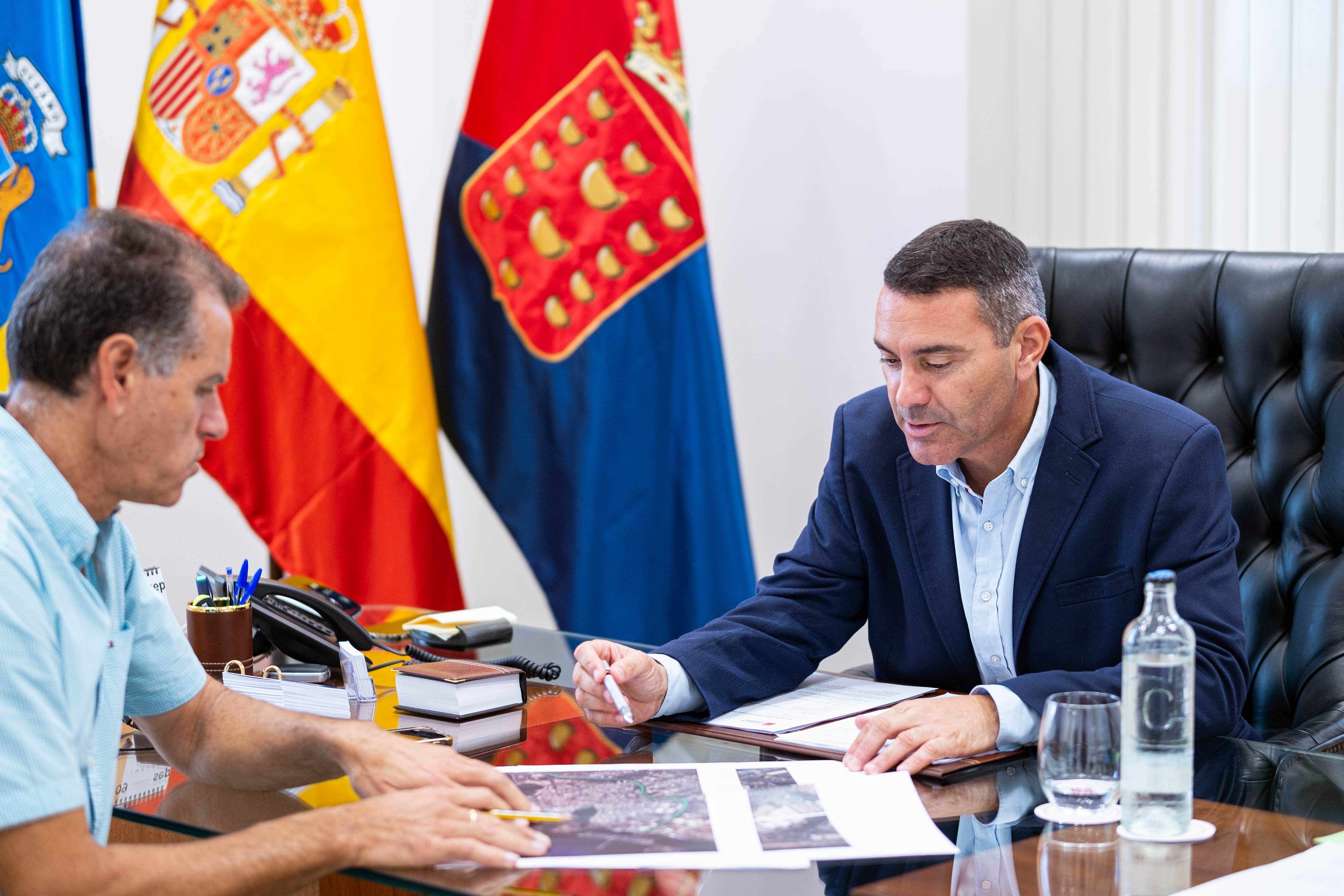El presidente del Cabildo de Lanzarote, Oswaldo Betancort, y el consejero de Aguas, Domingo Cejas.