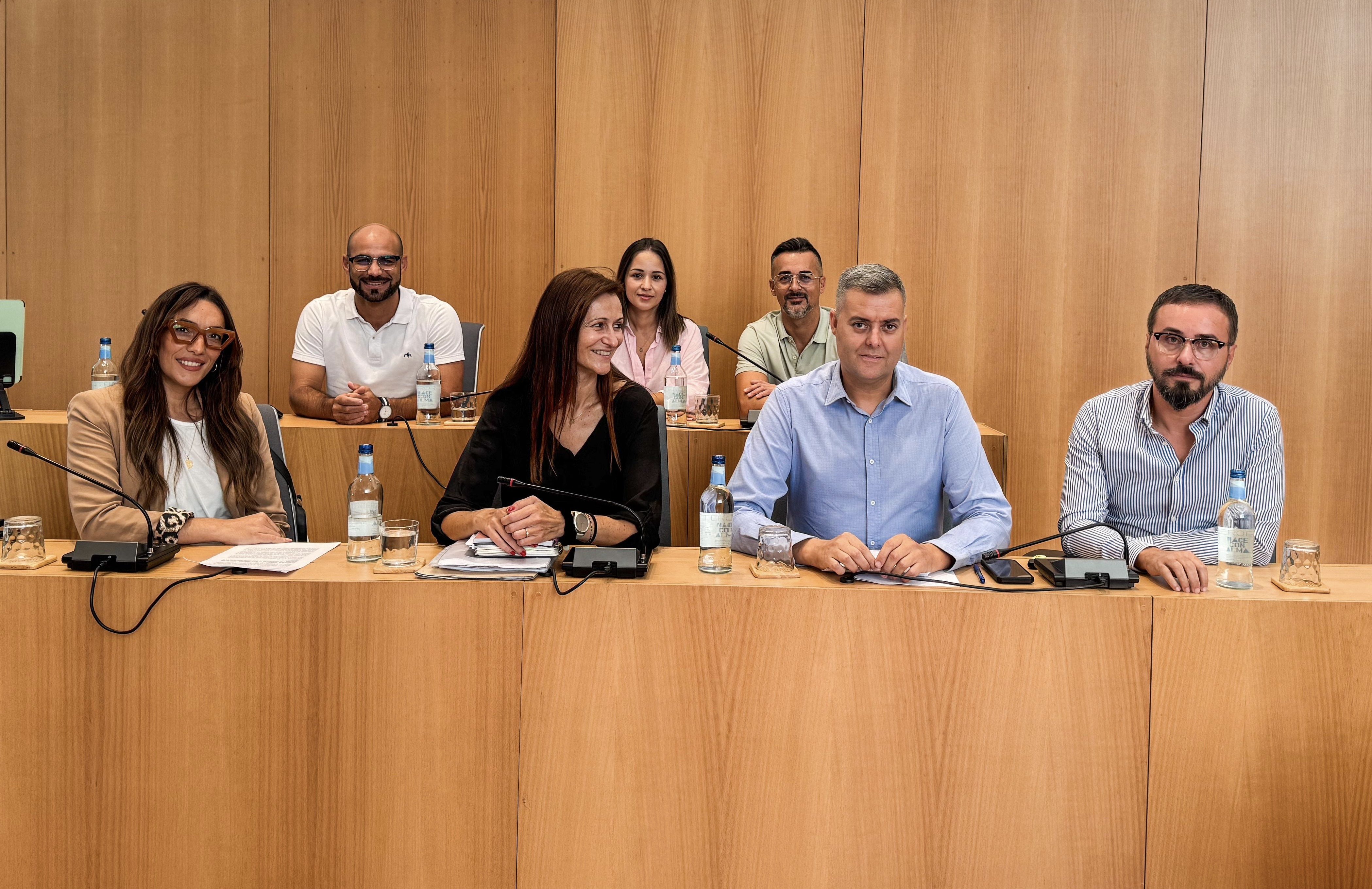 El concejal del PP y presidente local, Francisco Aparicio, y el resto de la bancada popular.