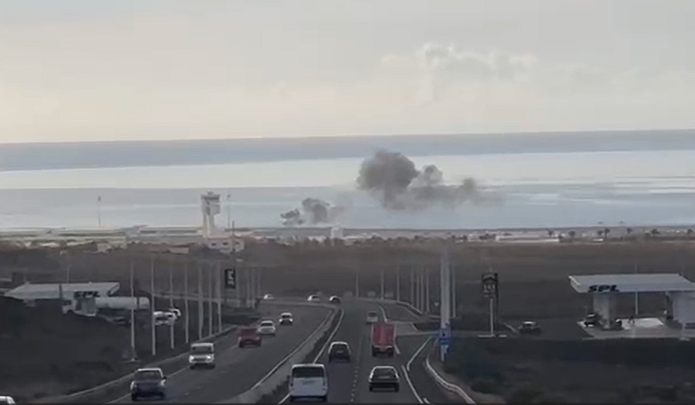 Columna de humo aeropureto de lanzarote. Foto: La Voz.