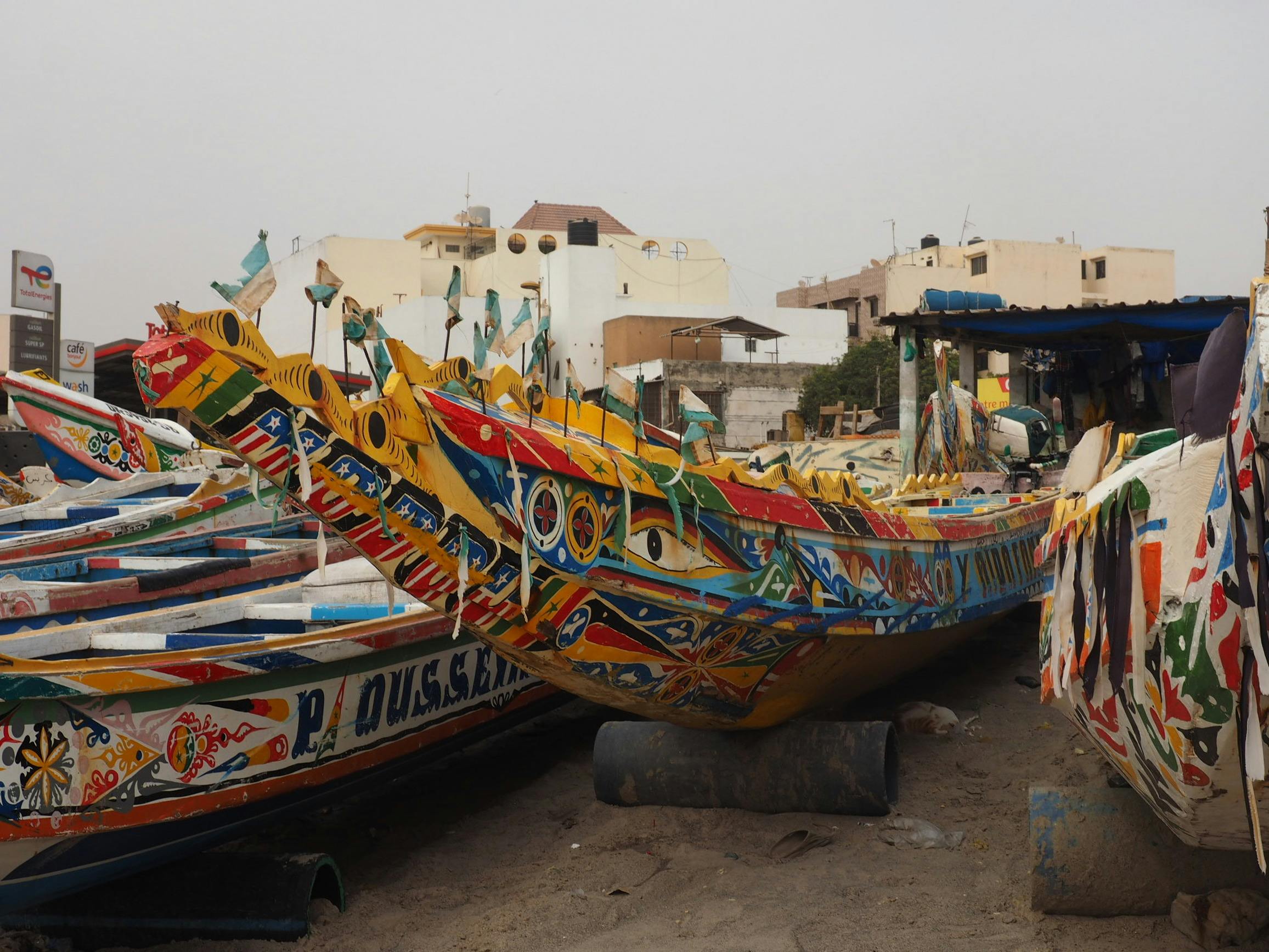 Un cayuco de colores, destinado a la pesca y la migración en Senegal. Foto de Timon Cornelissen.