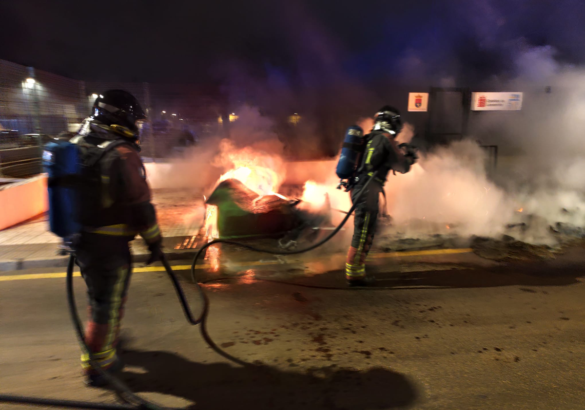 Bomberos apagando el incendio de los contenedores