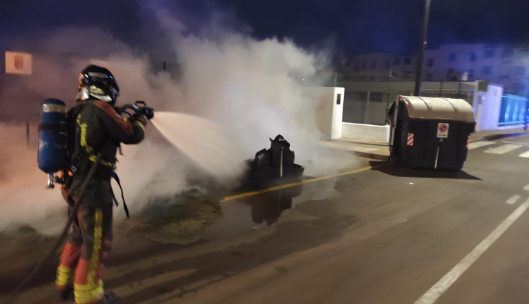 Bomberos apagando el incendio de los contenedores