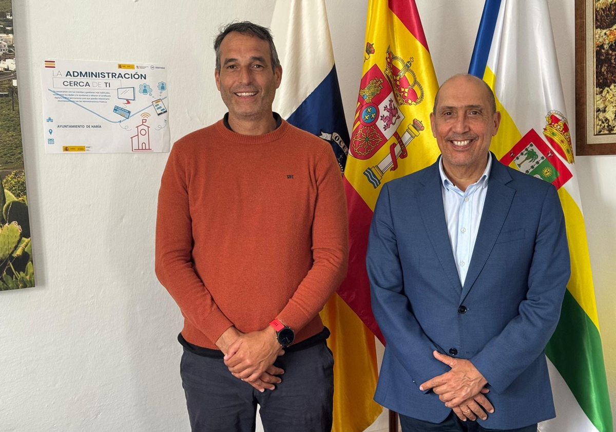 Pedro Viera junto a Alfredo Villalba, alcalde de Haría