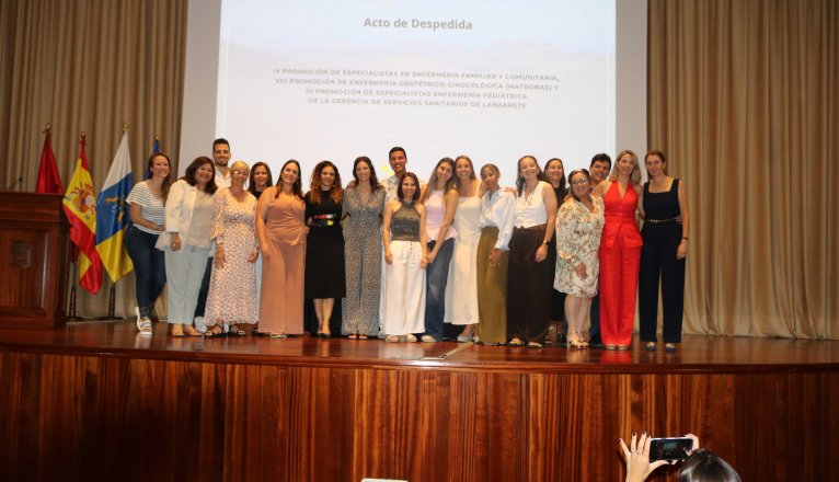 Foto de familia tras el acto. Foto de familia tras el acto.