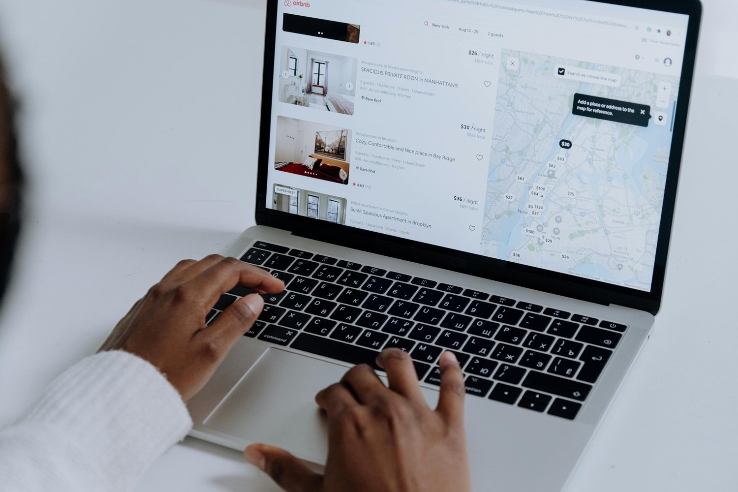 Una persona lleva a cabo una búsqueda en Airbnb. Vivienda Vacacional.