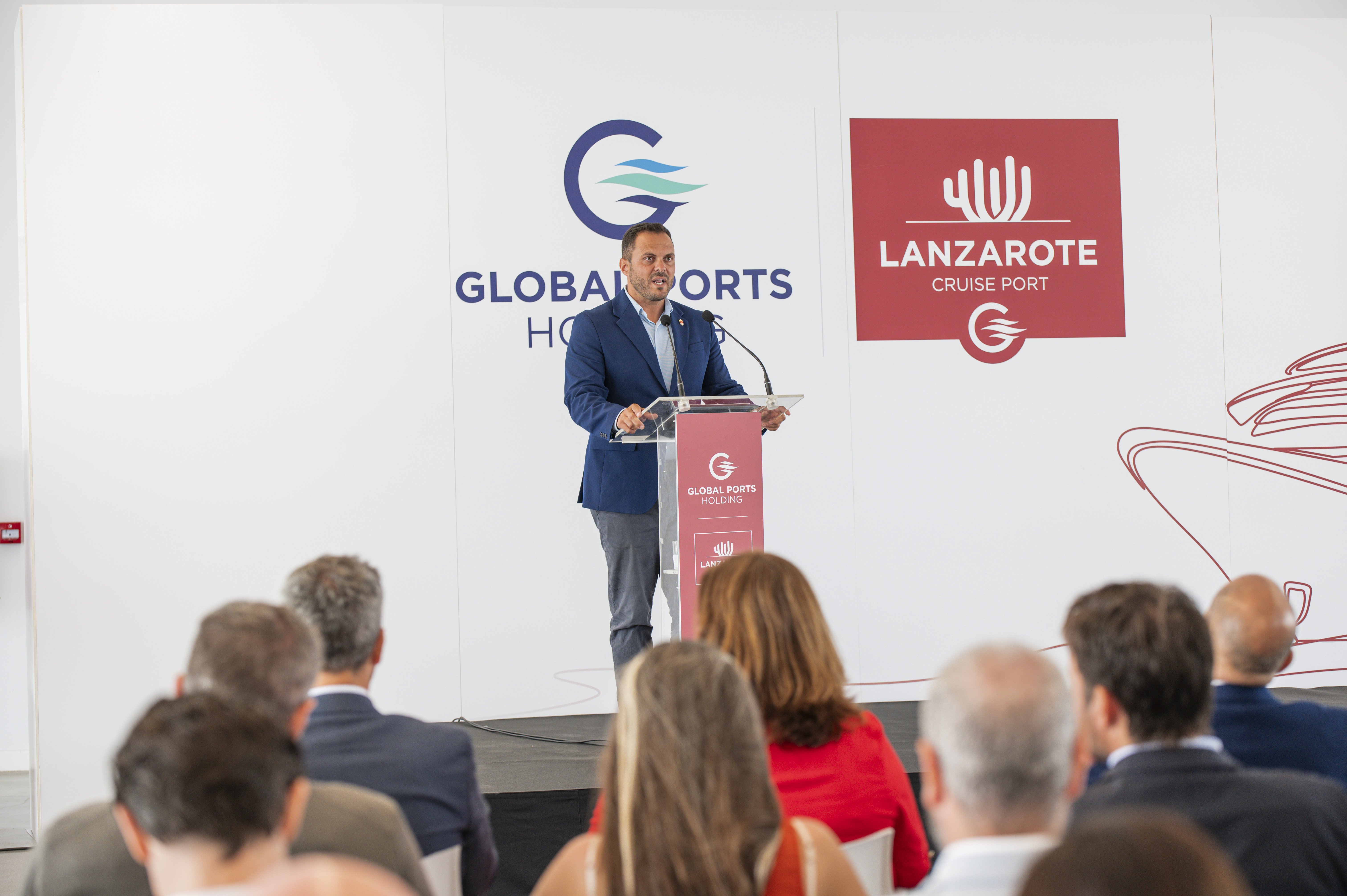 El alcalde de Arrecife interviniendo en el acto inaugural de la nueva terminal de cruceristas de Arrecife.