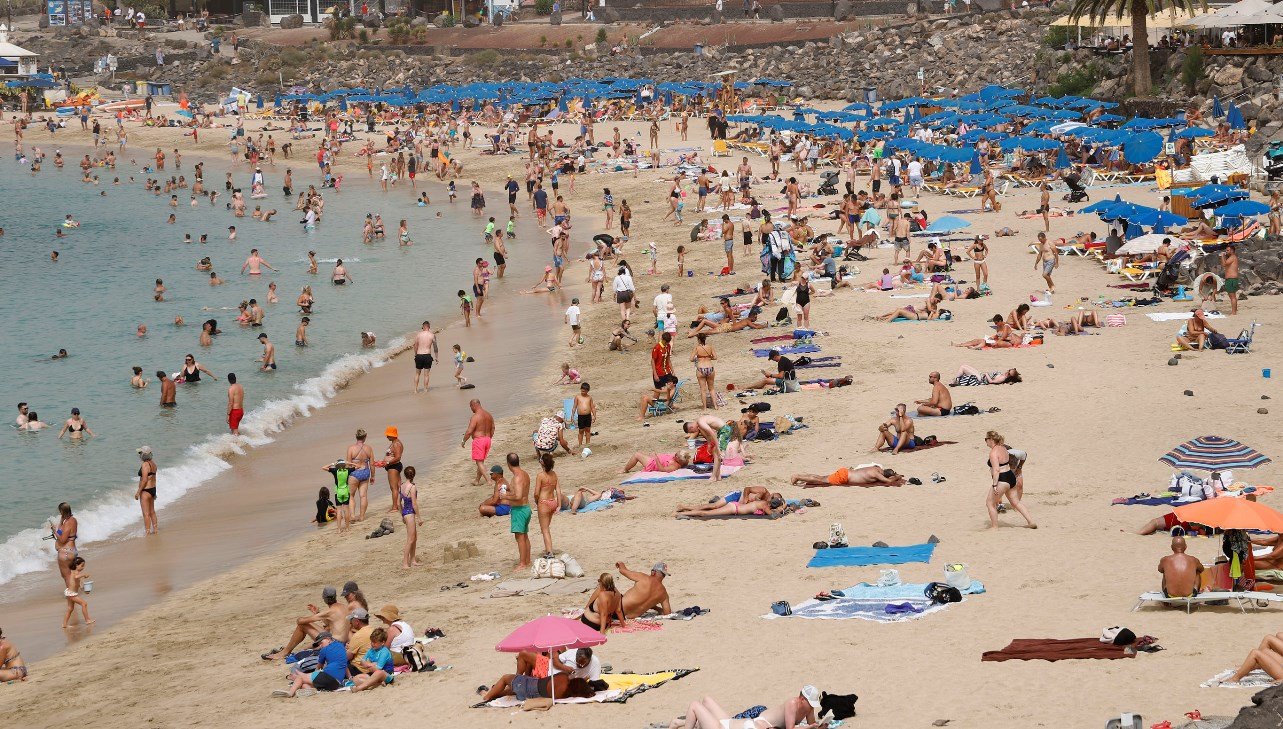 Turistas en una playa de Lanzarote en una imagen de archivo. Masificación.