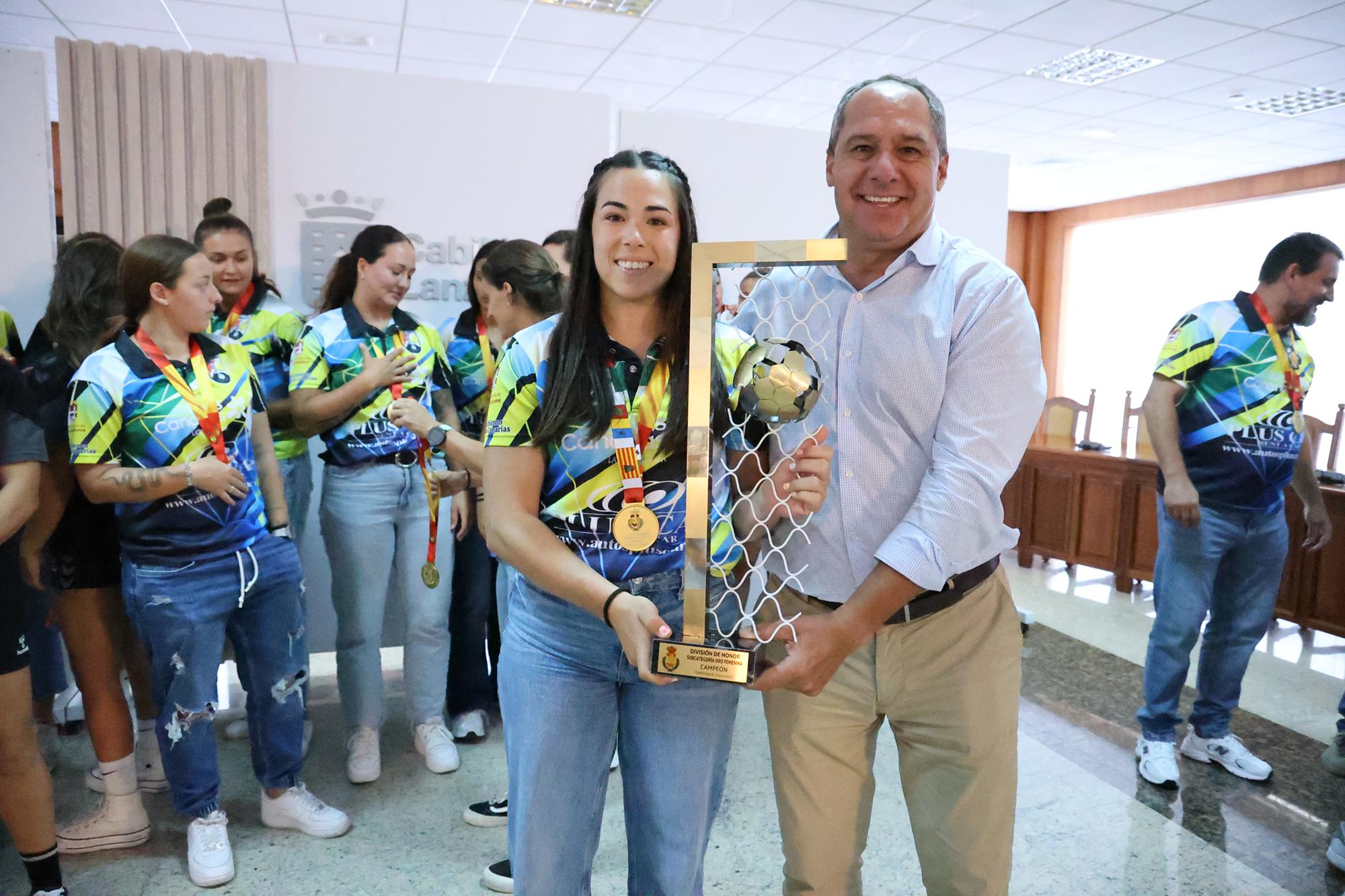 Entrega de trofeos al CB Zonzamas y CB San José Obrero Entrega de trofeos al CB Zonzamas y CB San José Obrero