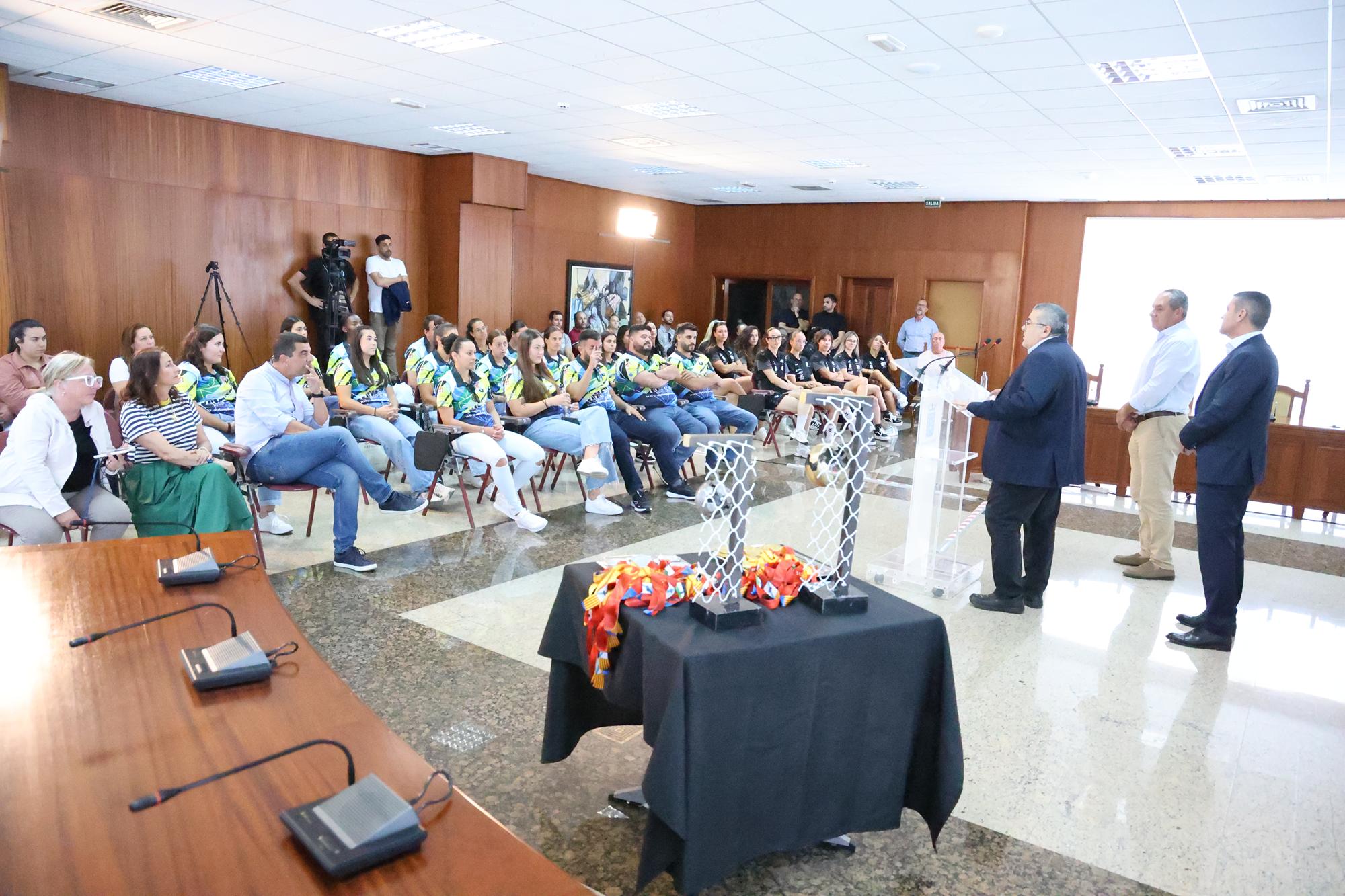 Entrega de trofeos al CB Zonzamas y CB San José Obrero Entrega de trofeos al CB Zonzamas y CB San José Obrero