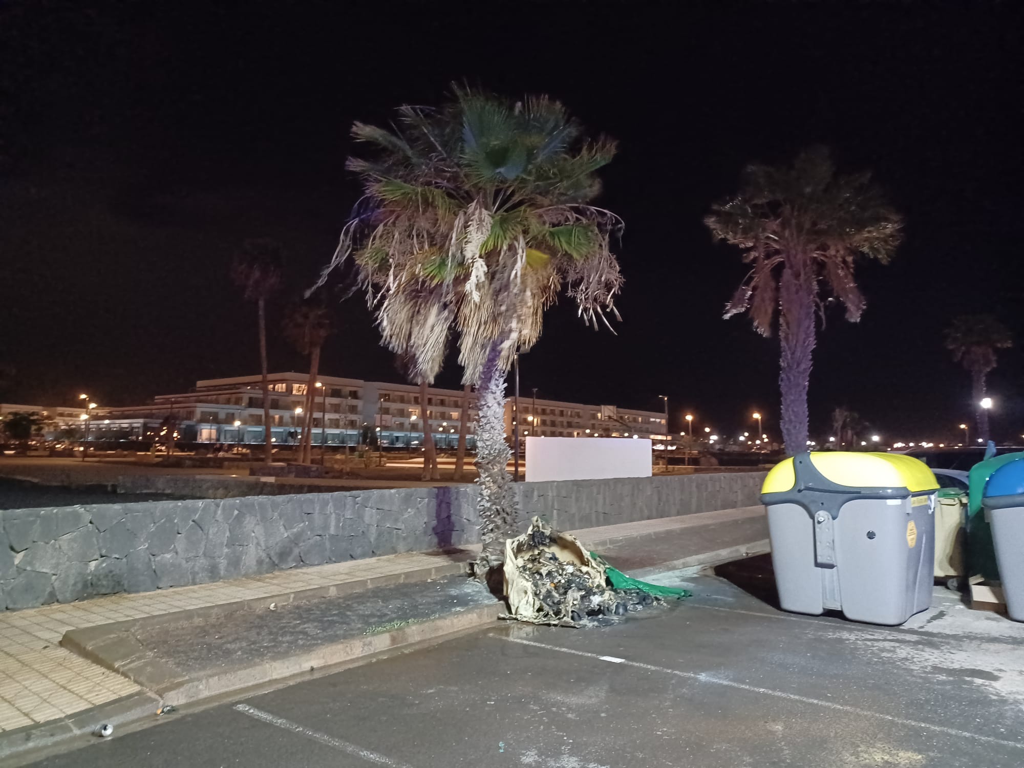 Incendio de un contenedor en Playa Blanca.