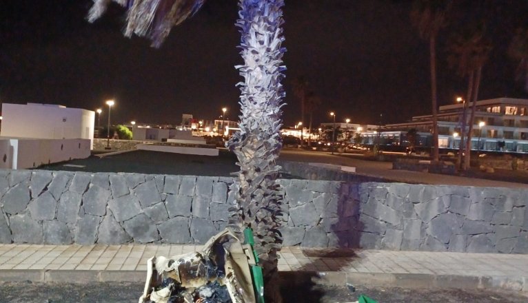 Incendio de un contenedor en Playa Blanca.