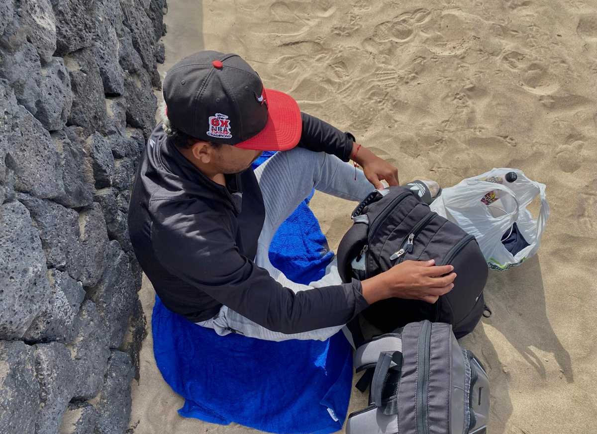 El joven en una playa de Lanzarote. Foto: Andrea Domínguez