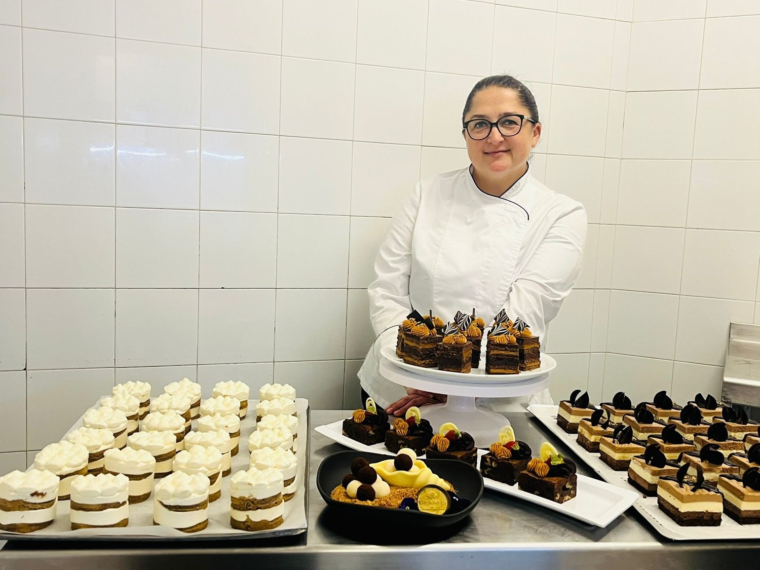 Marta González y algunos de sus postres. Hostelería.
