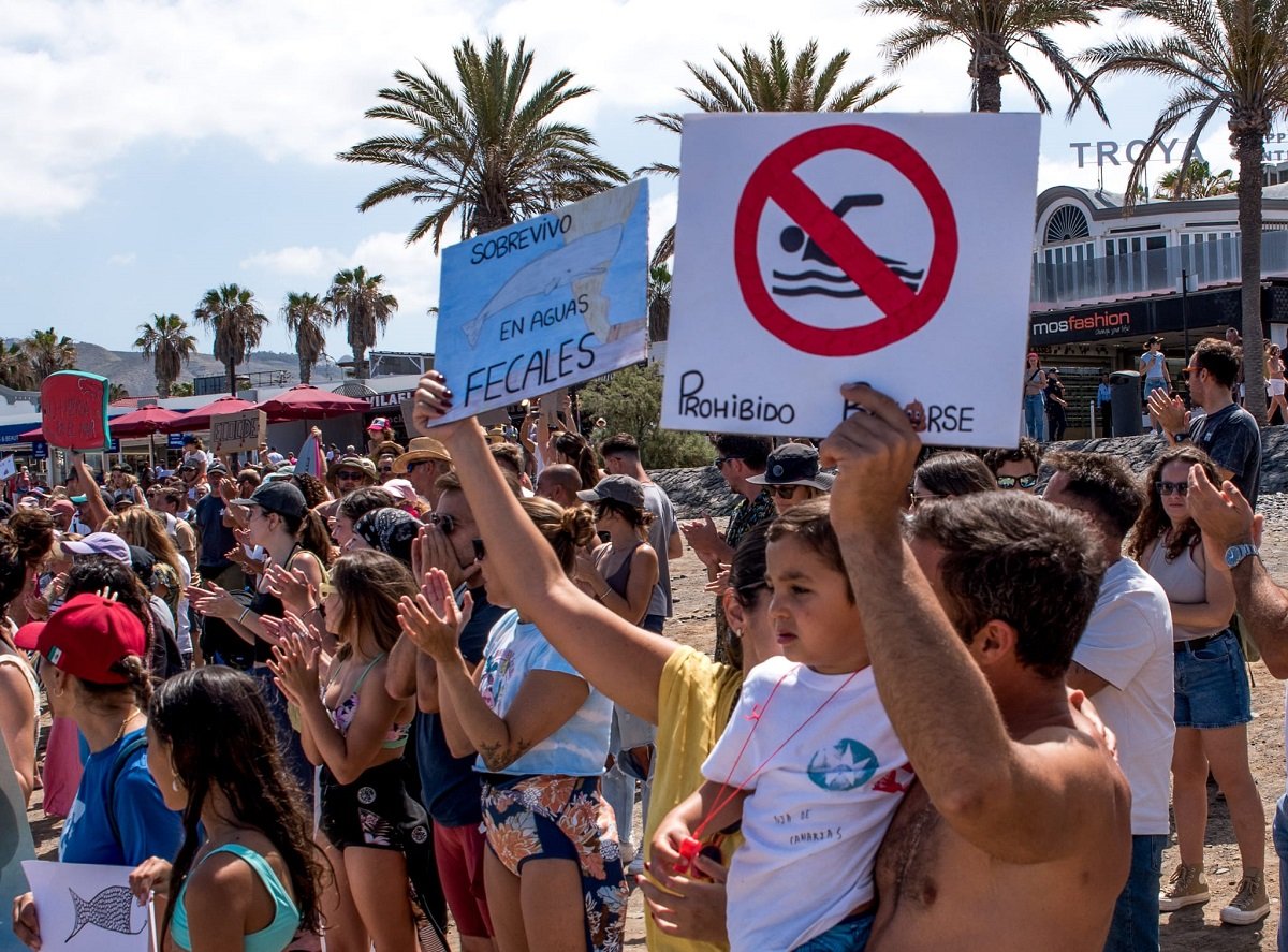 Concentración en Canarias en contra de los vertidos de aguas fecales.