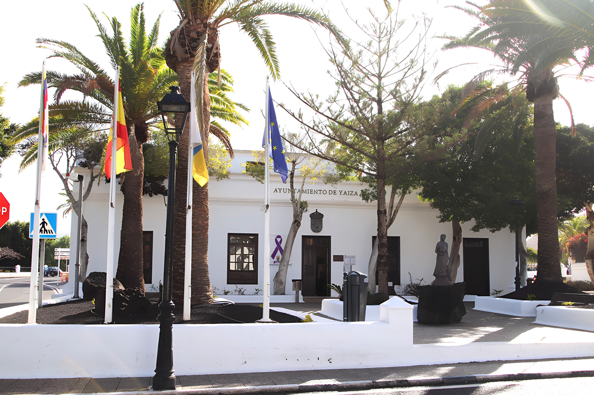 Imagen de la fachada del Ayuntamiento de Yaiza