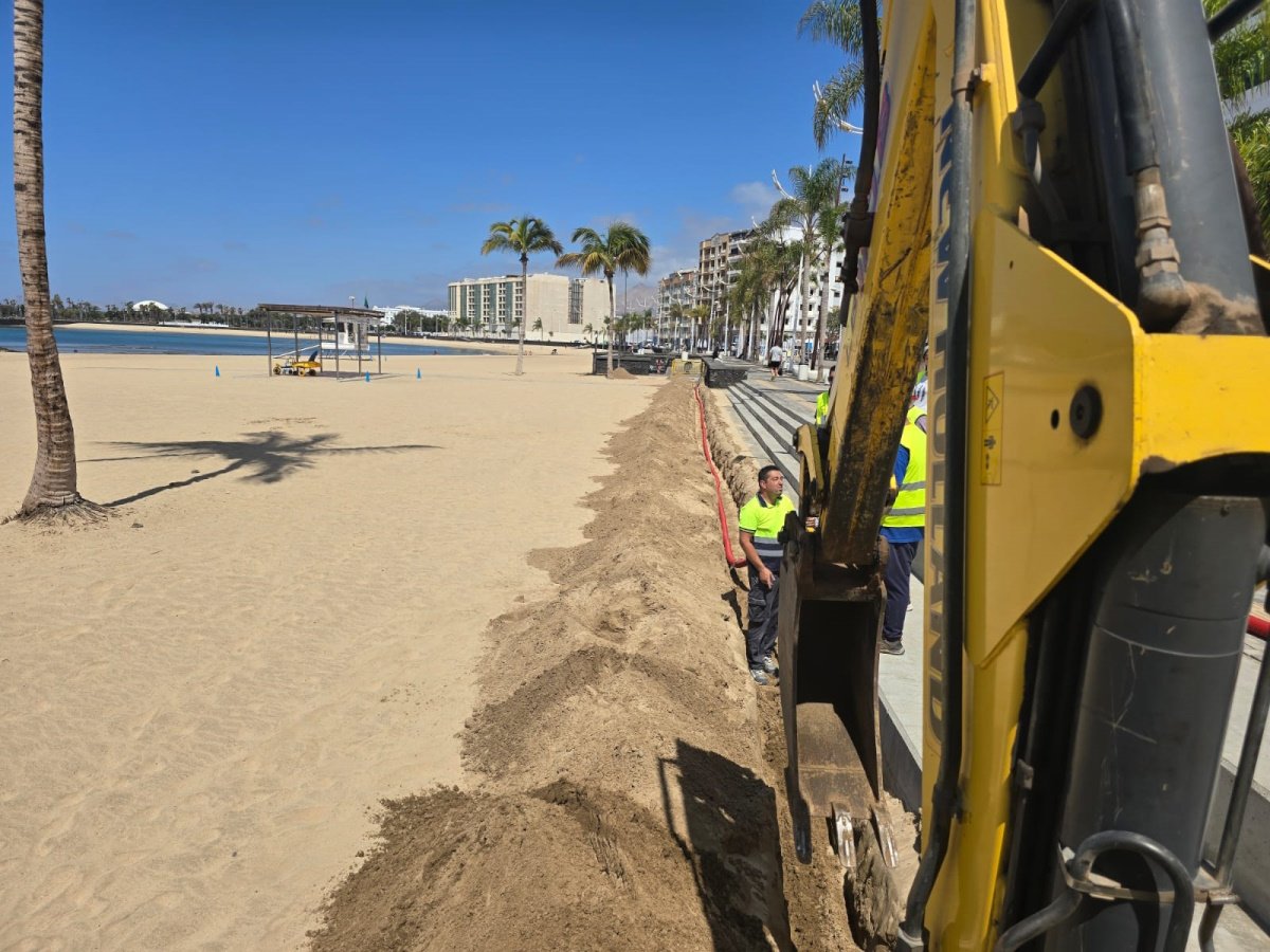 Operarios del Ayuntamiento de Arrecife trabajan en la sustitución con una nueva tubería para parar las pérdidas del agua potable en esta zona de El Reducto 