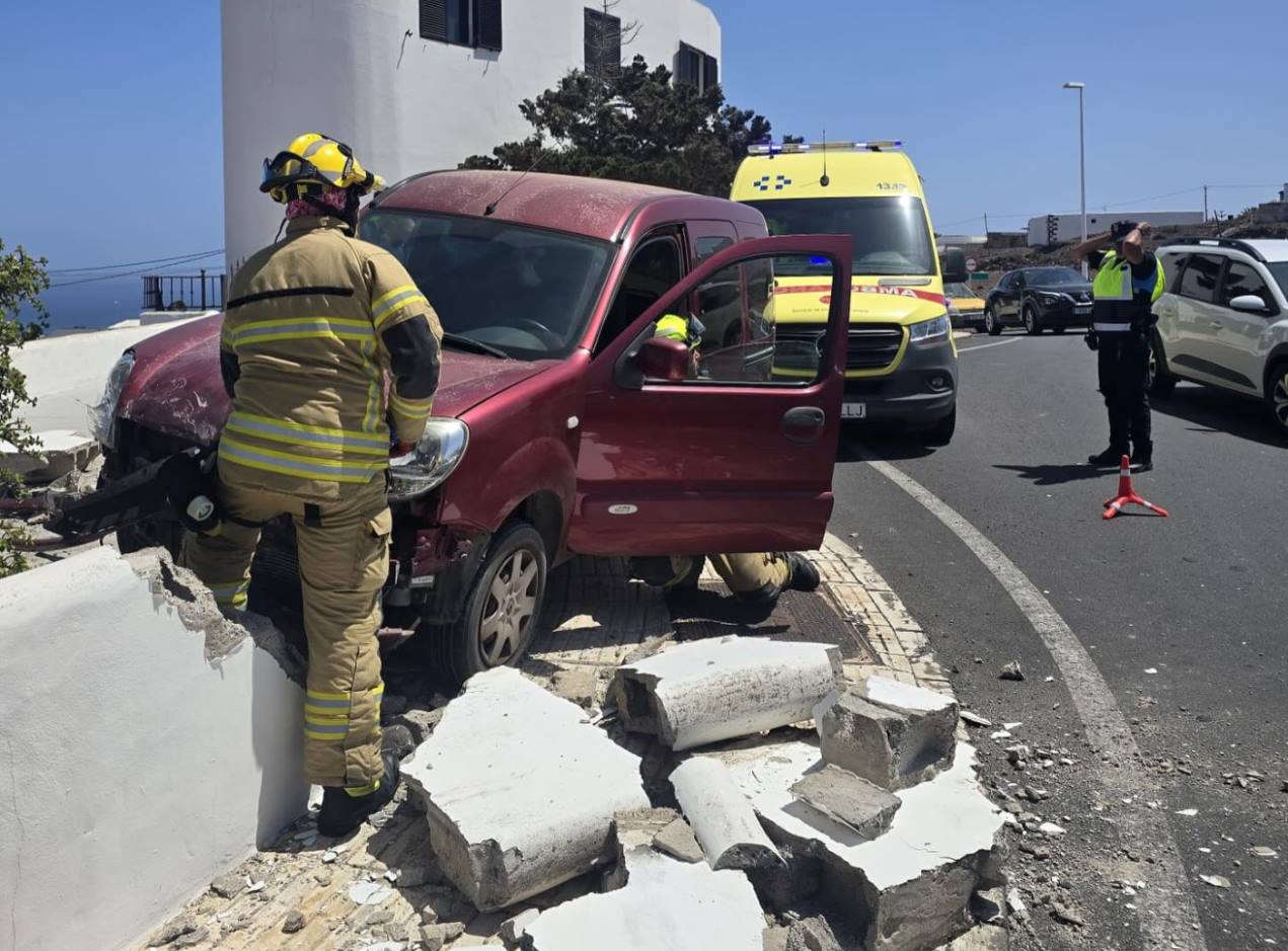Un coche se empotra contra un muro en Tías 