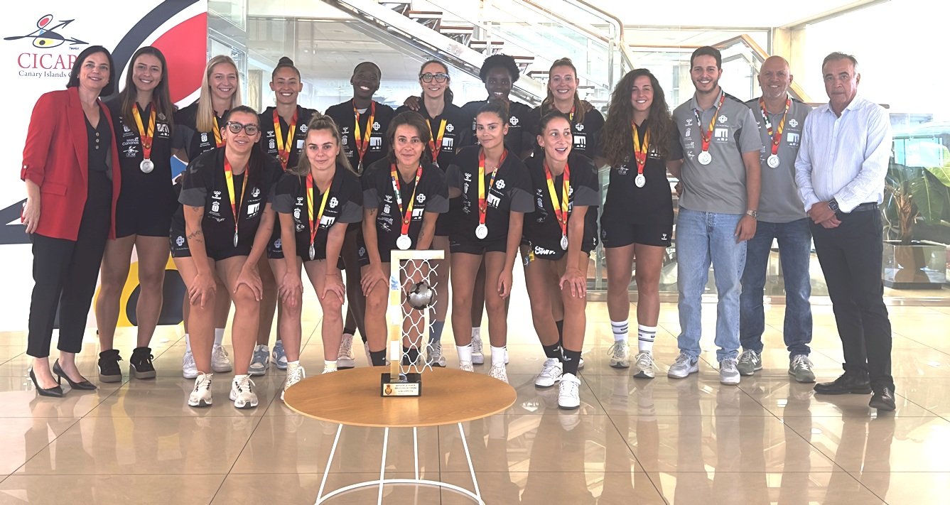Equipo del Cicar Lanzarote Ciudad de Arrecife con sus patrocinadores