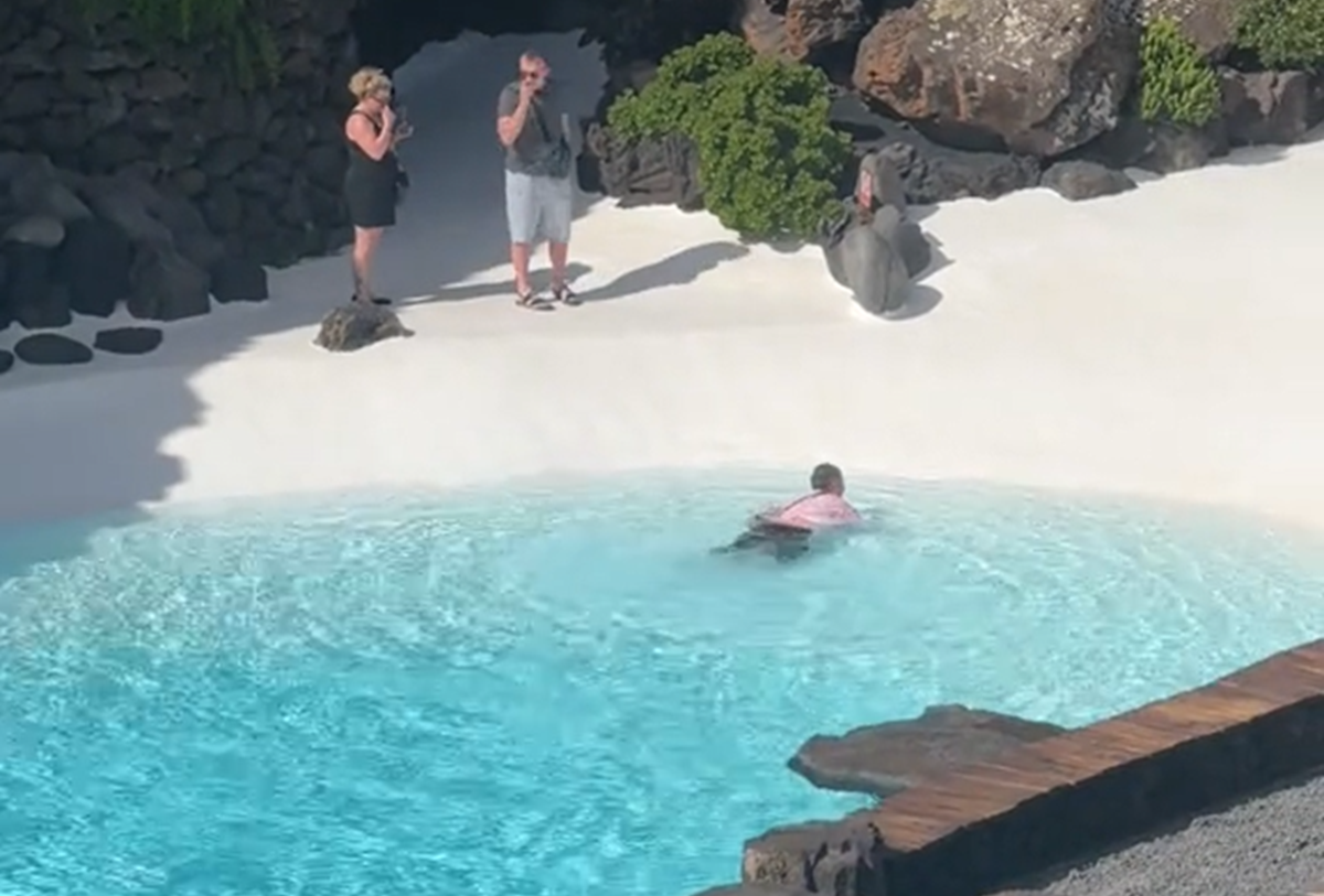Momento en el que la turista cae a la piscina de Jameos del Agua. Foto: @elialanzas