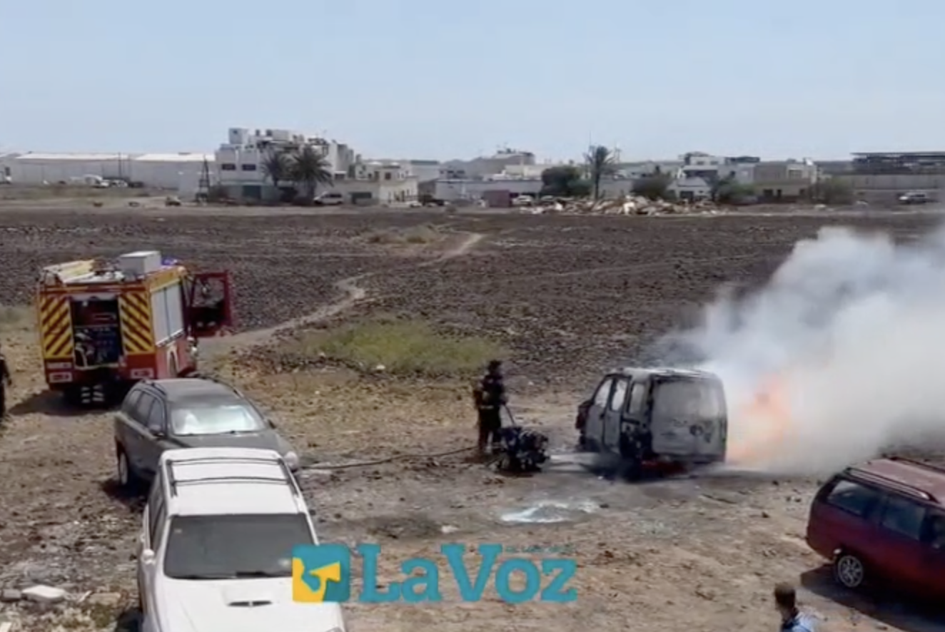 Un vehículo abandonado sufre un incendio. Foto: La Voz.